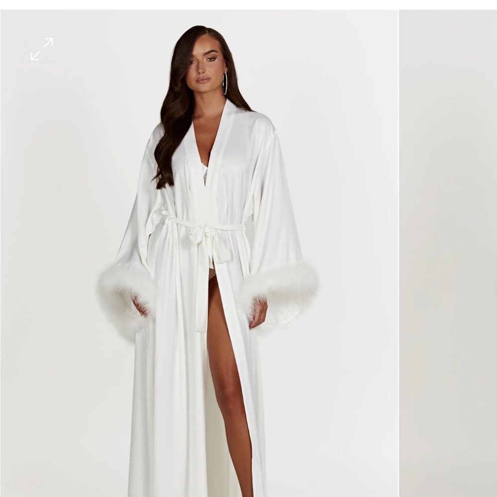 Meshki- AMALIA
Satin Feather Trim Robe